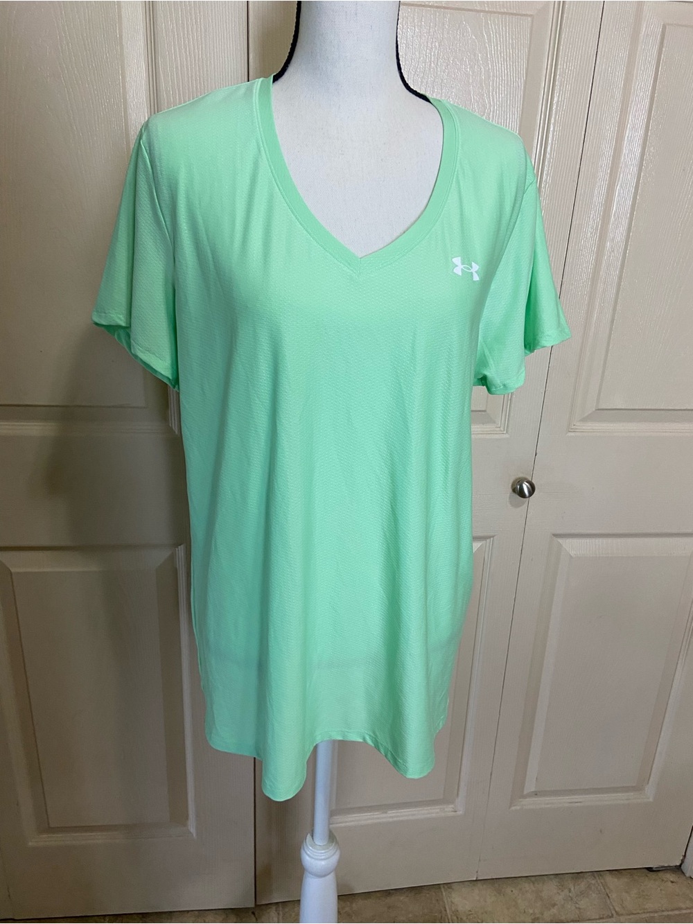 Under Armour XL Mint Green V-Neck Short Sleeve Performance Tee